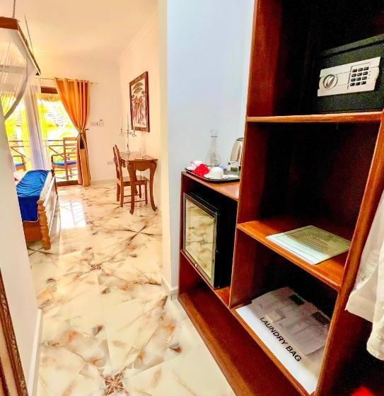 Номер Стандарт Вид на Бассейн, Karibu Beach Resort