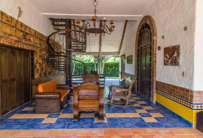 اتاق خانوادگی با چشمانداز باغ, Hacienda Gualanday