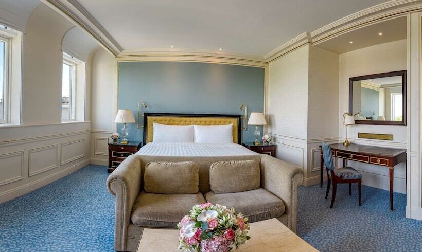 Standard Room Double Bed City View, Shangri La Paris