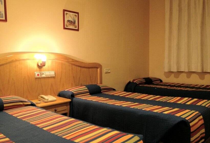 Номер Стандарт Трехместный, Hostal Los Corchos