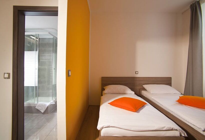 اتاق استاندارد, Uni Hostel