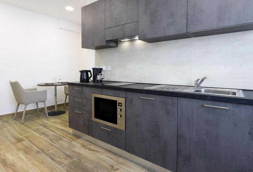 اتاق لوکس با چشم‌انداز شهر, Seaview Stays