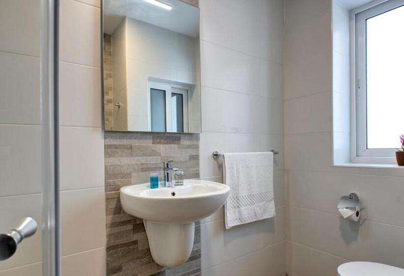 اتاق لوکس با بالکن و چشم‌انداز دریا, Seaview Stays