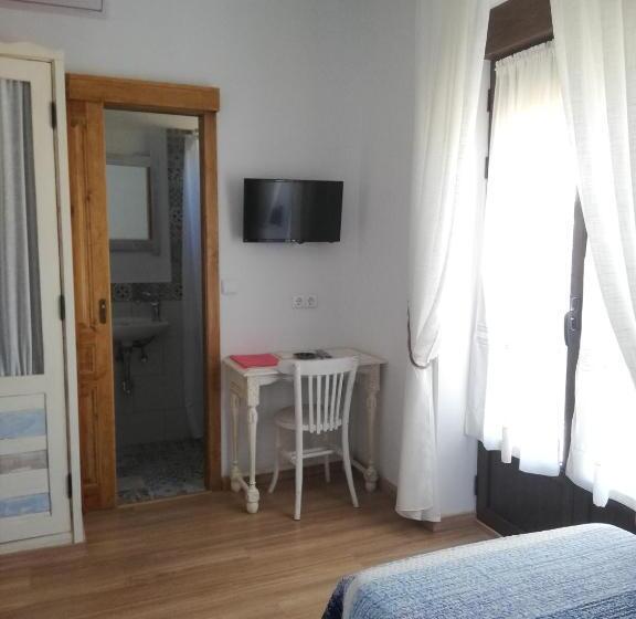 Номер Стандарт с Балконом, Hostal El Lugar De La Mancha
