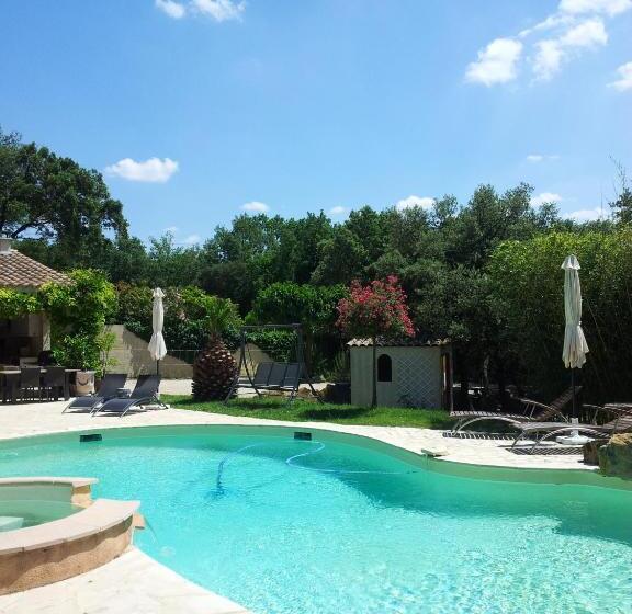 Трехместный Номер Стандарт Вид на Бассейн, Santolines En Provence