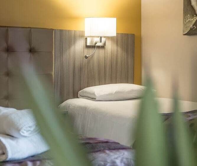 Номер Стандарт Трехместный, Brit Hotel Confort Foix
