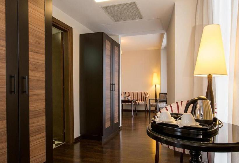 سوییت, Europa Royale Bucharest