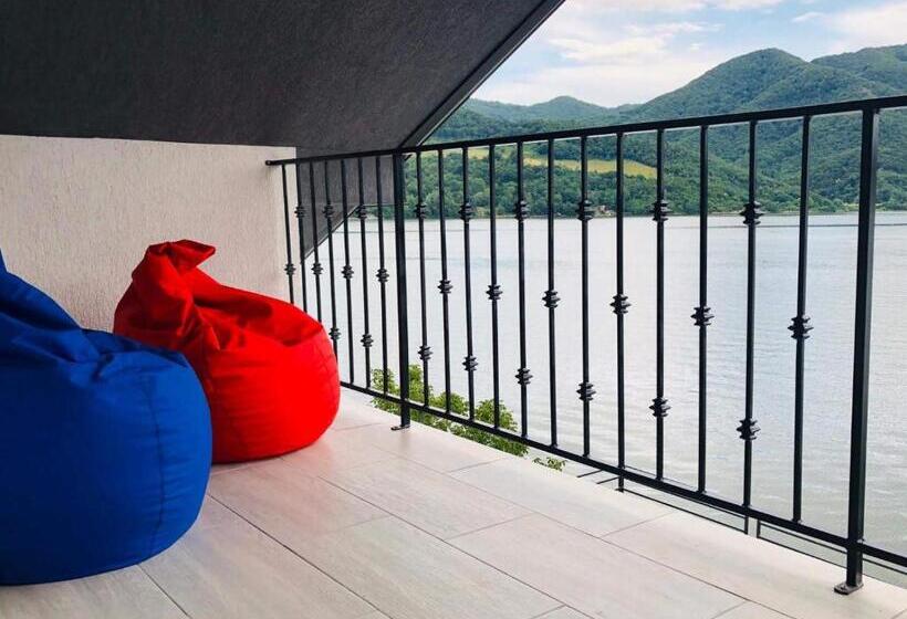 자쿠지 스위트, Noah River House