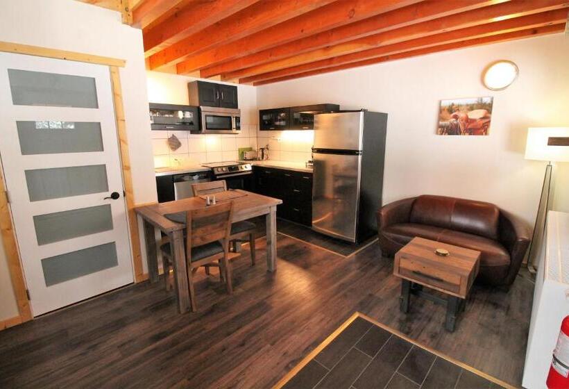 Апартаменты 1 Спальня Вид на Сад, Red Cariboo Apartments