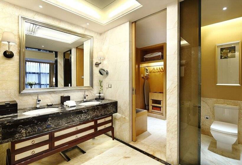 Люкс, Hilton Guangzhou Baiyun   Free Shuttle And Phase 1 Registration Service Available For Canton Fair Pe