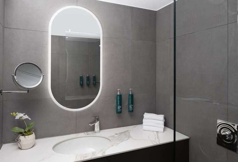 Люкс, Hilton Guangzhou Baiyun   Free Shuttle And Phase 1 Registration Service Available For Canton Fair Pe
