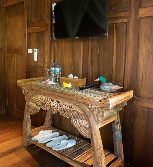 带泳池观景的豪华房, Mirah Guest House