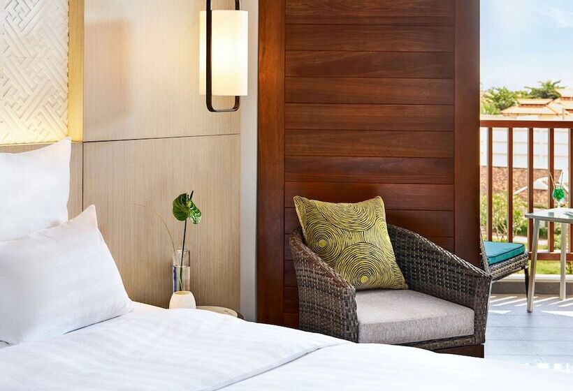 带观景的豪华间, Pullman Danang Beach Resort