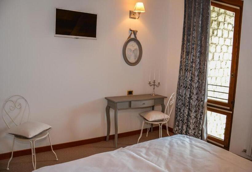 اتاق لوکس با تخت بزرگ, Villa Degli Olivi Relais