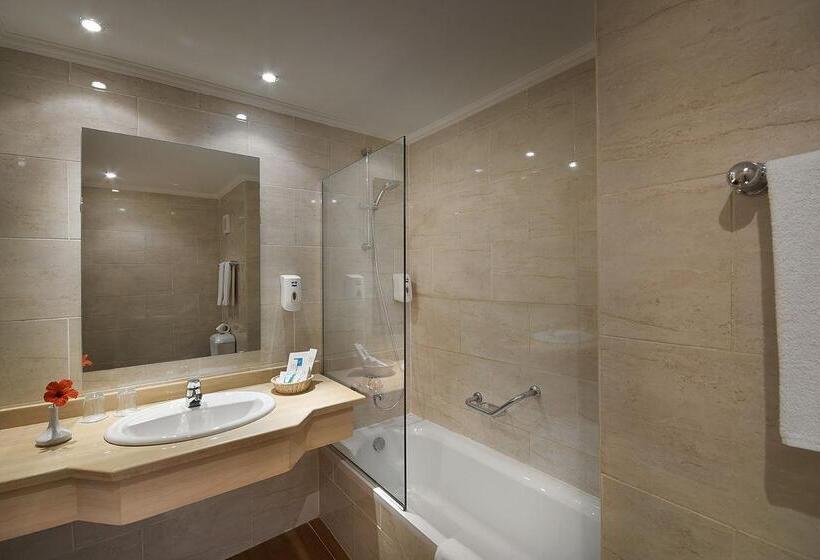 Habitación Triple Estándar Vista Piscina, Bel Air Azur Resort