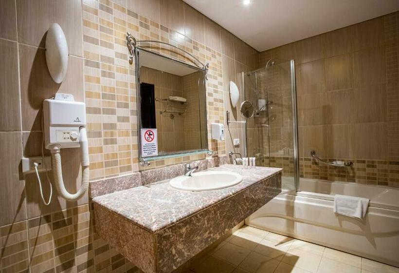 اتاق استاندارد سه نفره با چشم‌انداز کنار دریا, Amc Royal Hotel & Spa