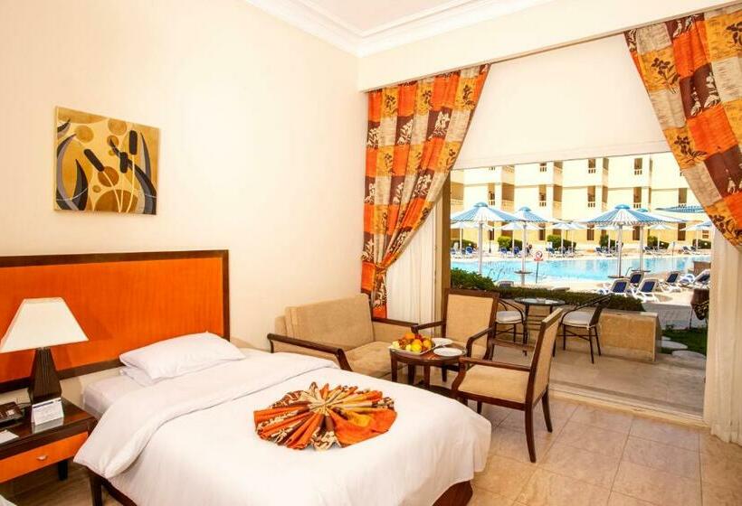 اتاق استاندارد با چشم‌انداز استخر, Amc Royal Hotel & Spa