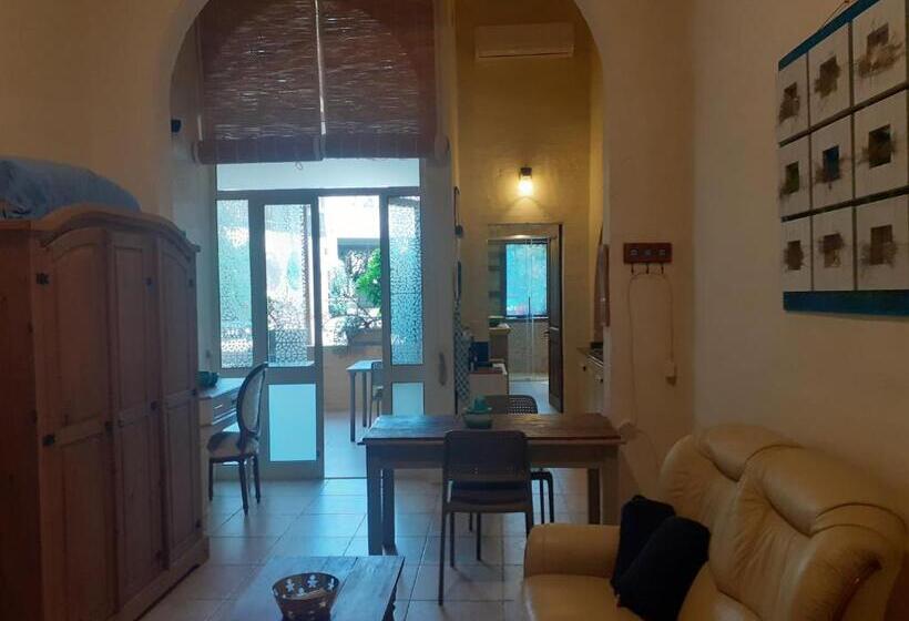 استودیو استاندارد با چشم‌انداز باغ, Charming B&b Dar Ta Zeppi