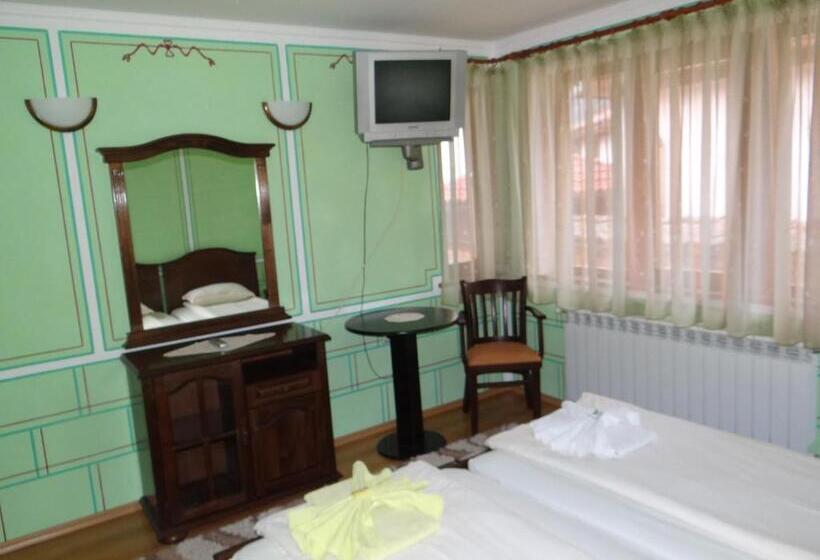 スタンダードトリプルルーム, Denis Guest House