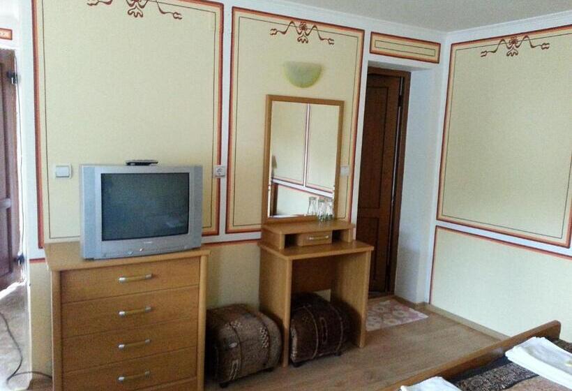 スタンダードスタジオ, Denis Guest House