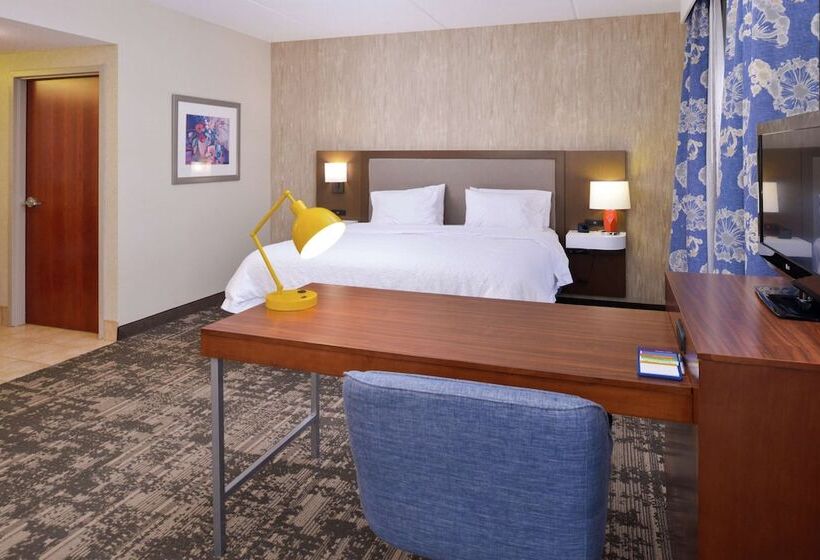 스탠다드 스튜디오, Hampton Inn & Suites Wilmington