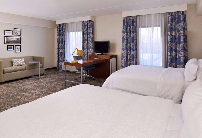 스탠다드 스튜디오, Hampton Inn & Suites Wilmington
