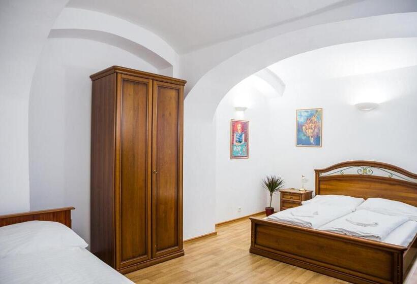 اتاق استاندارد سه نفره, Hostel Little Quarter