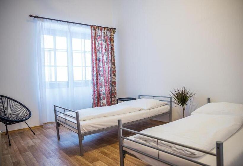 اتاق استاندارد, Hostel Little Quarter