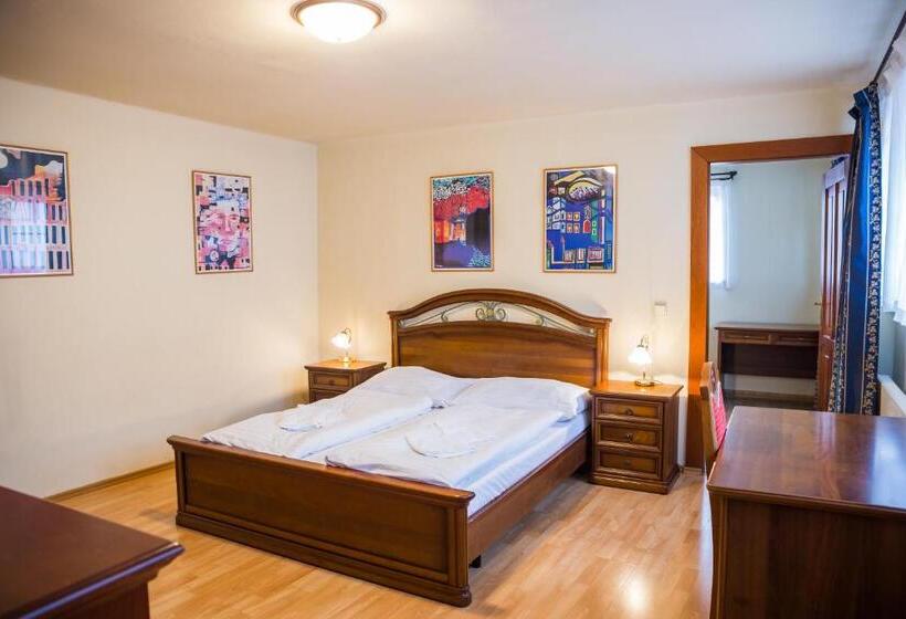 سوییت خانوادگی, Hostel Little Quarter