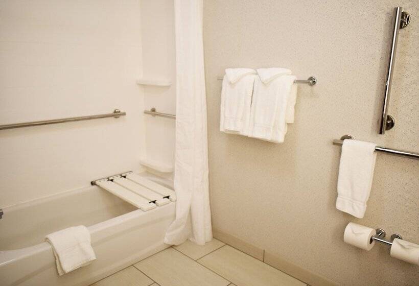 장애인을 위한 스위트, Holiday Inn Express Madera, An Ihg