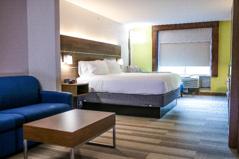带大床的套房, Holiday Inn Express Hotel & Suites Memphis/germantown, An Ihg