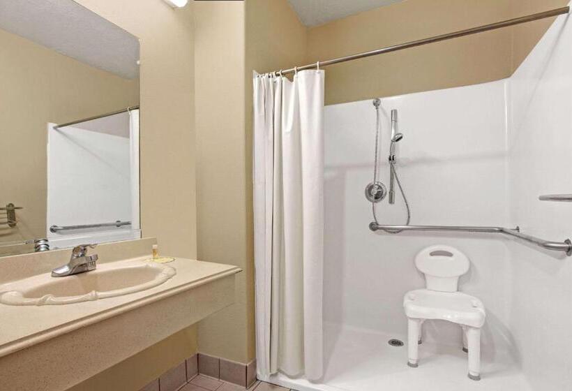 适合残疾人士使用的带超级大床的标准间, Days Inn & Suites By Wyndham Houston North   Spring