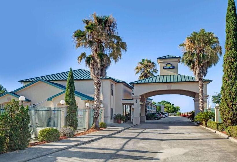 带大床的套房, Days Inn & Suites By Wyndham Houston North   Spring