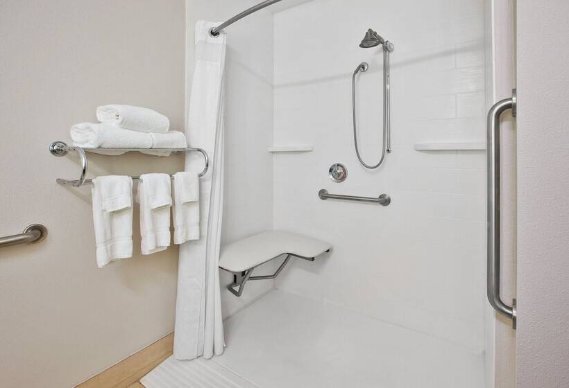 Люкс Адаптированный для Инвалидов, Holiday Inn Express Hotel & Suites Cincinnati Northeast Milford, An Ihg