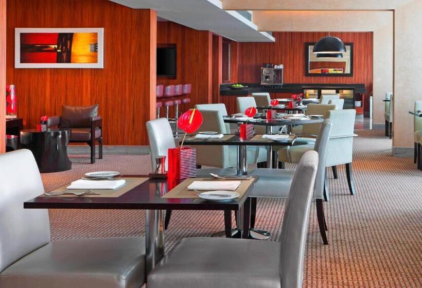 Номер Клуб Кровать Кинг, Sheraton Grand Bangalore Hotel At Brigade Gateway