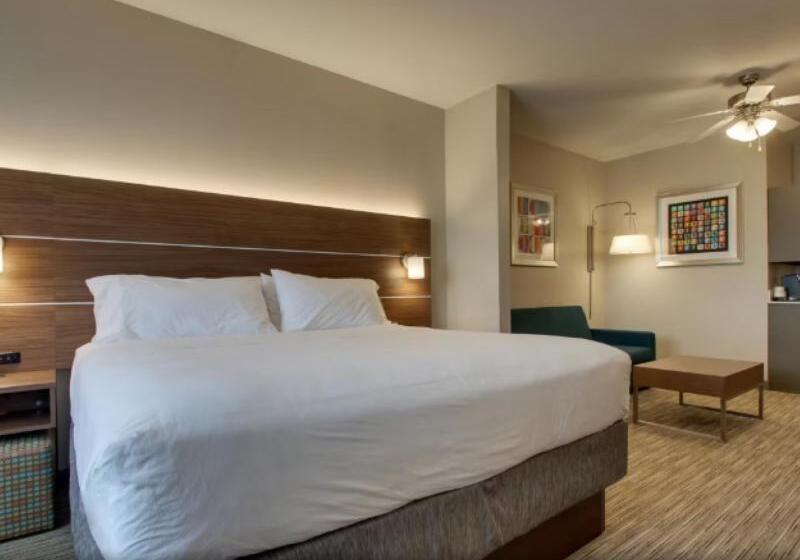 Люкс Адаптированный для Инвалидов, Holiday Inn Express Hotel & Suites Vernon College Area By Ihg