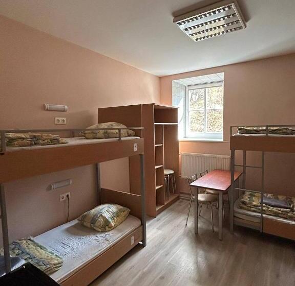 اتاق چهار تخته با دستشویی مشترک, Hostel Filaretai