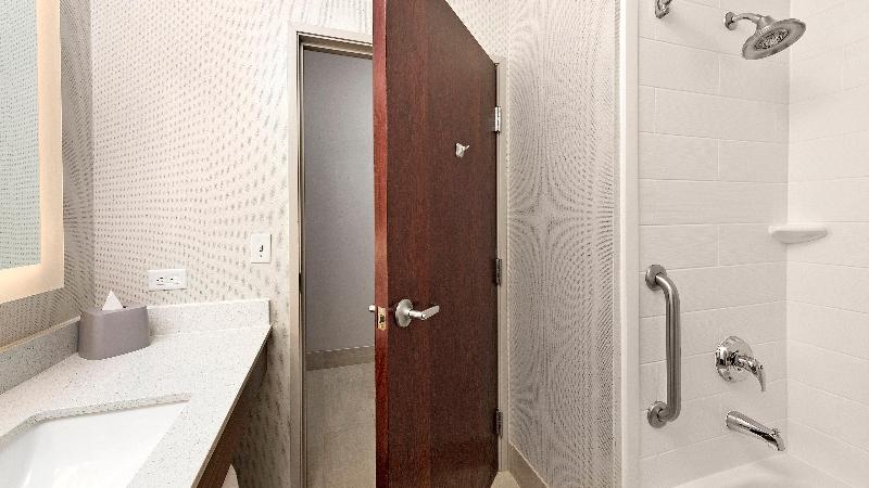 Номер Стандарт Кровать Квин Адаптированный для Инвалидов, Holiday Inn Express Hotel And Suites Conroe, An Ihg
