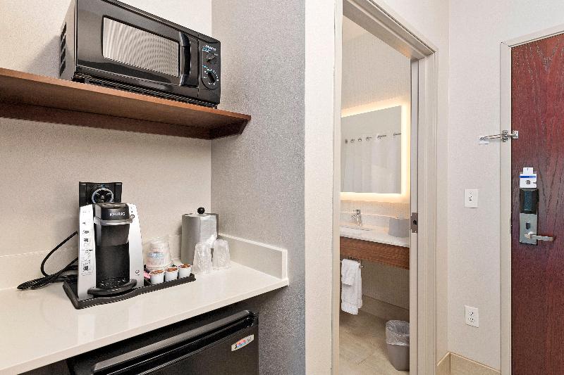 Номер Стандарт Кровать Квин Адаптированный для Инвалидов, Holiday Inn Express Hotel And Suites Conroe, An Ihg