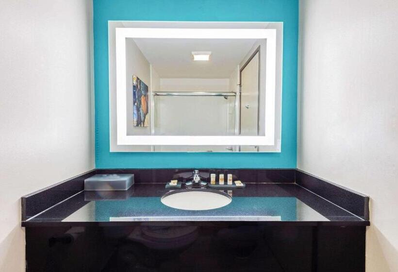 Номер Executive, La Quinta By Wyndham Jamestown