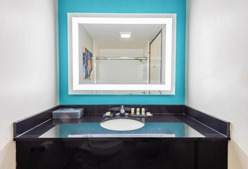 Номер Deluxe Кровать Кинг, La Quinta By Wyndham Jamestown