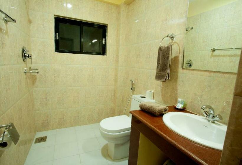 Deluxe Room, Royal Astoria Hotel