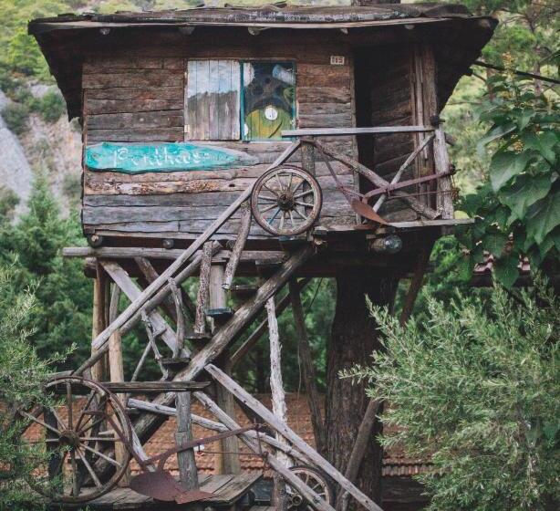 بانگلوی استاندارد, Kadir S Top Tree Houses