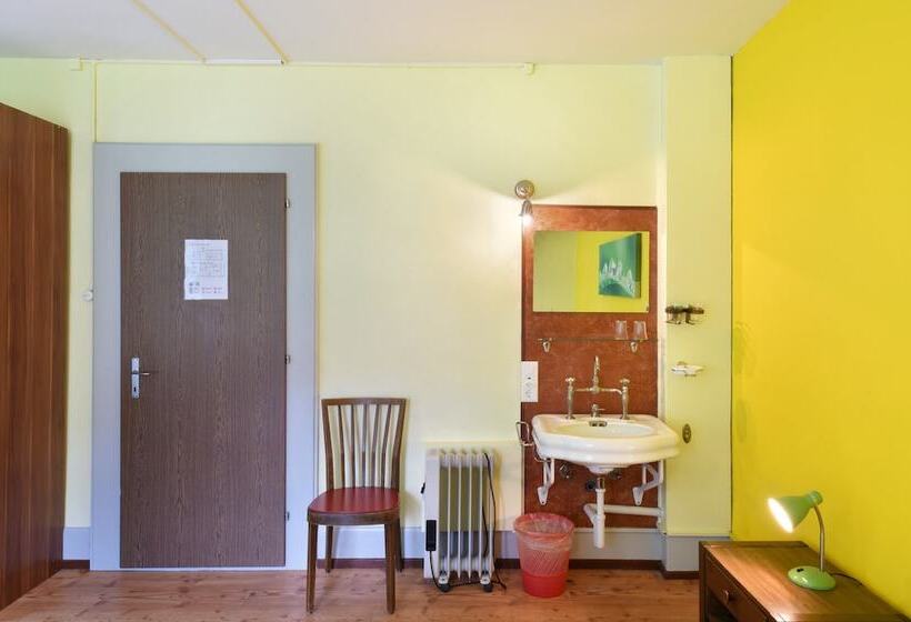 اتاق استاندارد چهارنفره با سرویس بهداشتی مشترک, Budget Waldhotel Unspunnen
