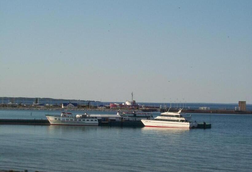 Семейный Номер, Mackinaw Beach And Bay Inn & Suites