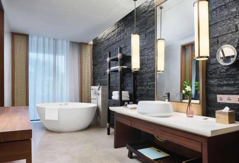 Семейный Номер Вид на Бассейн, Crowne Plaza Hailing Island, An Ihg