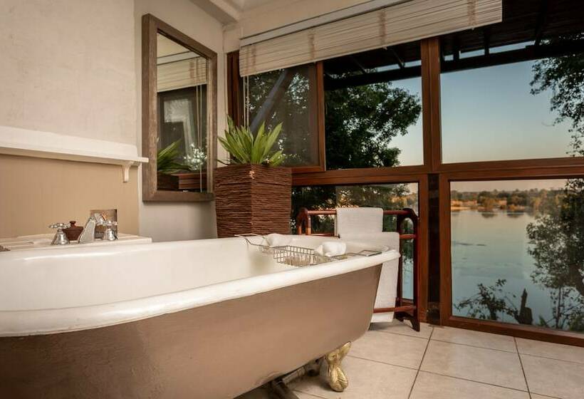 سوئیت دولوکس با چشم‌انداز رودخانه, The River Club