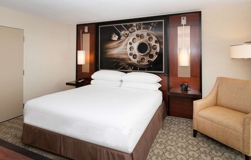 Номер Стандарт Кровать Кинг Адаптированный для Инвалидов, Doubletree By Hilton Hotel & Suites Charleston Airport