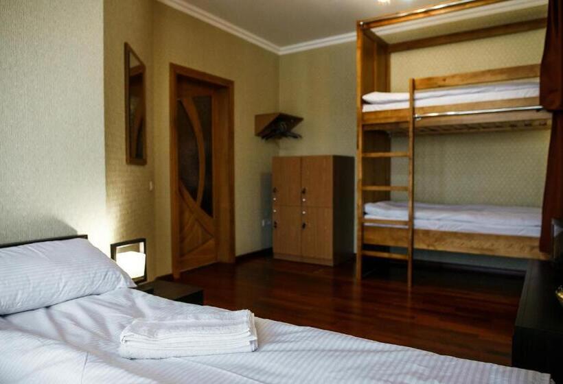 اتاق خانوادگی با سرویس بهداشتی مشترک, Sweet Home Hostel
