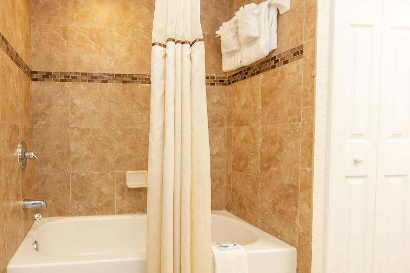 מיטת קינג בסוויטה, Coconut Cove Allsuite